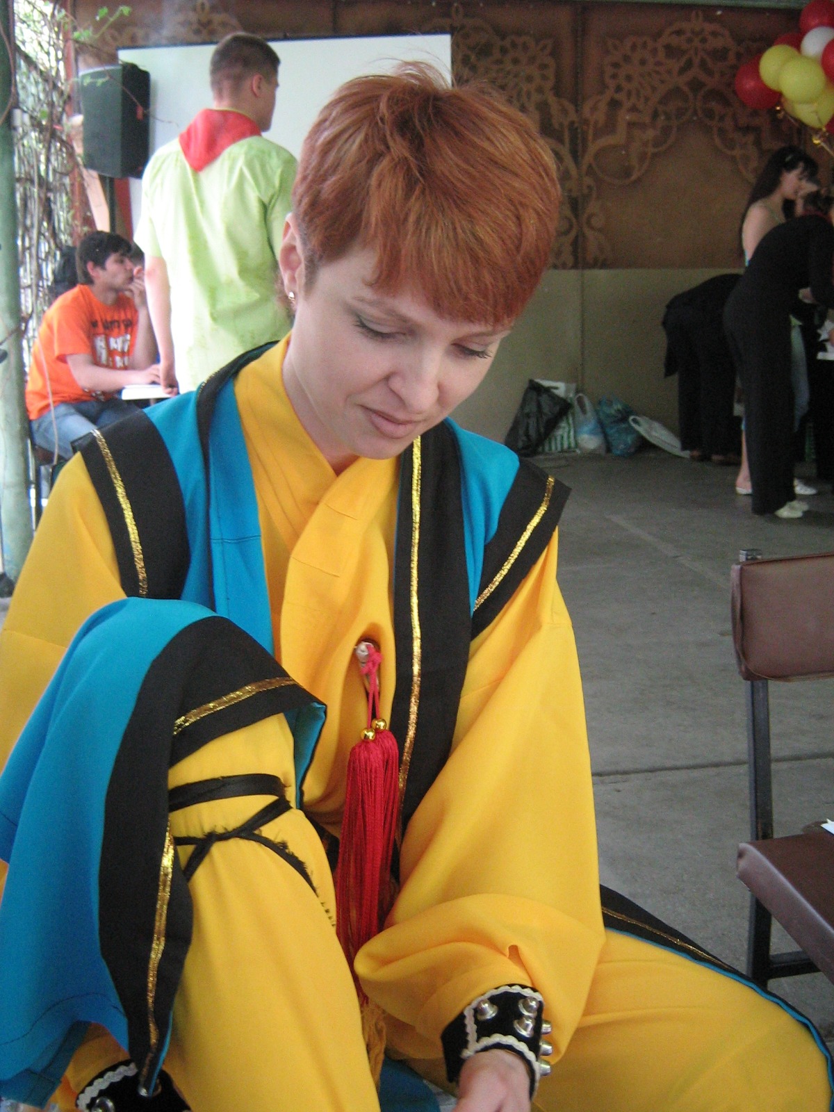 Liubov is zich aan het voorbereiden voor de Wushu demonstratie met traditionele Chinese kleding met Oekraïens kleuren palet