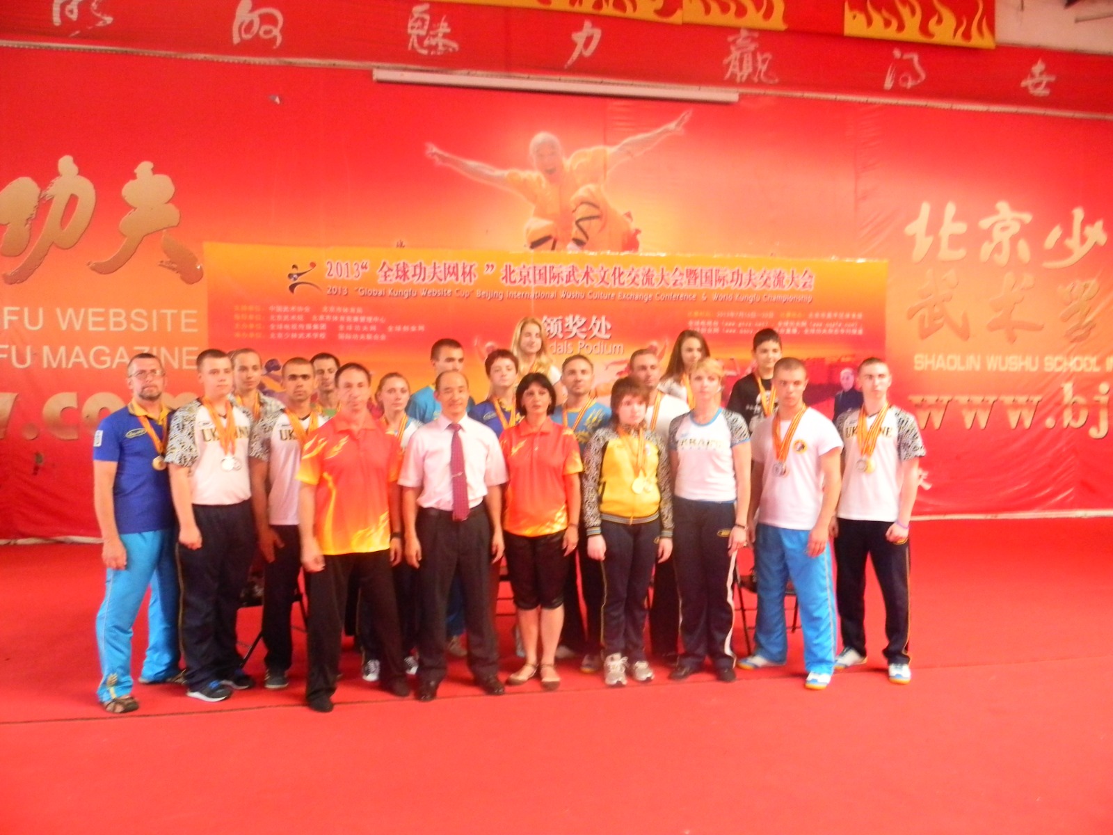 Een groepsfoto met Liubov en haar studenten bij de Shaolin Wushu school in China