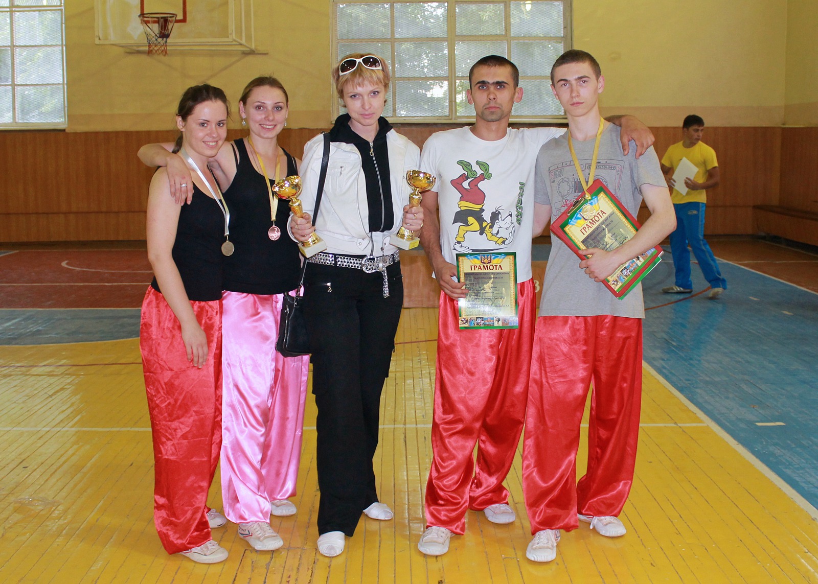 Liubov samen met haar oudere studenten na een Wushu wedstrijd