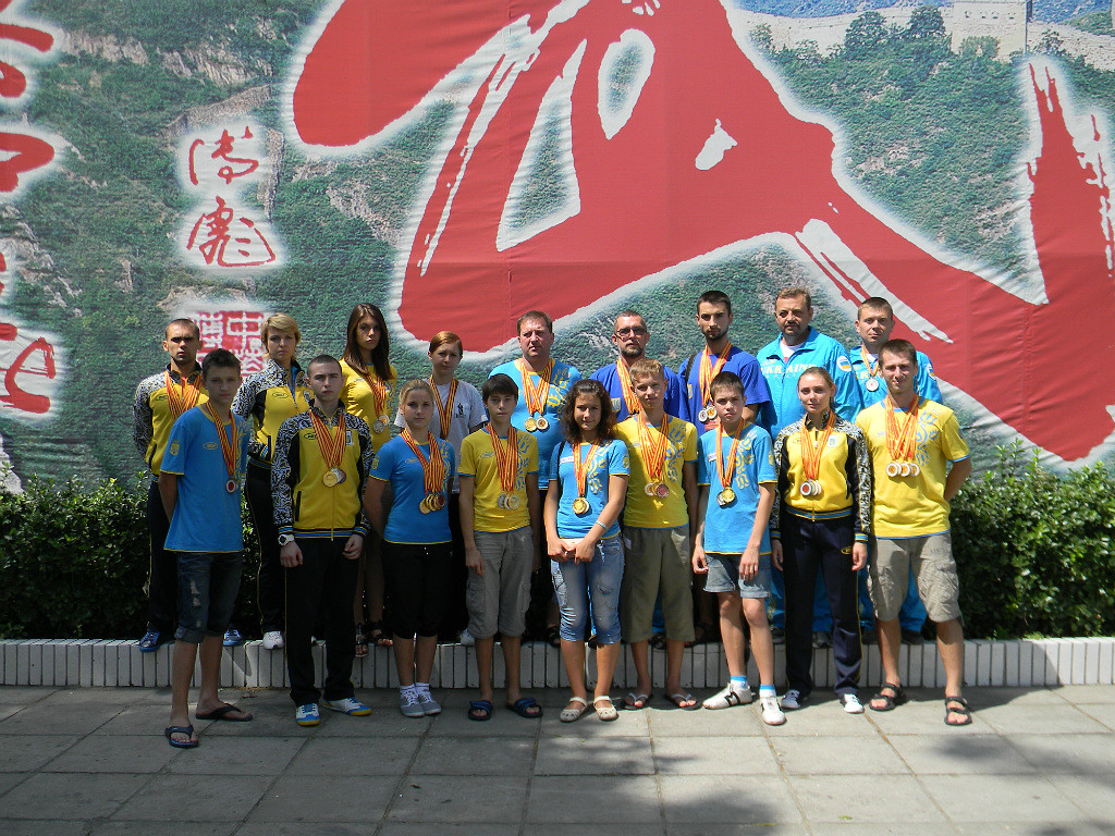 Groepsfoto met de studenten van Liubov bij een Wushu wedstrijd in China