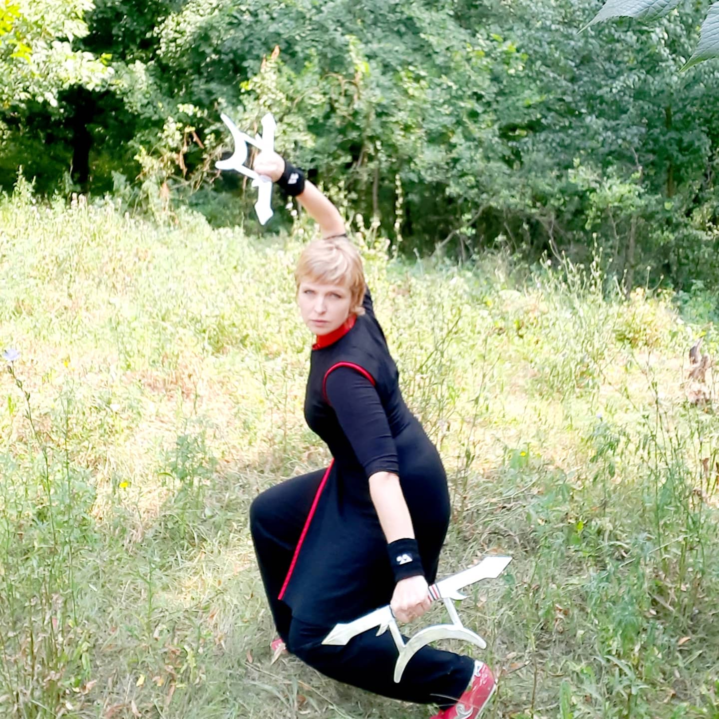 Liubov in een demonstratie foto met Wushu wapens