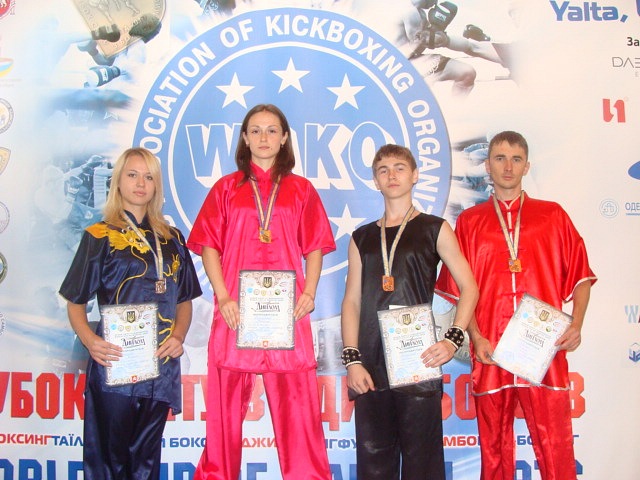 Studenten van Liubov tonen de behaalde medailles en certificaten bij een kick-box evenement