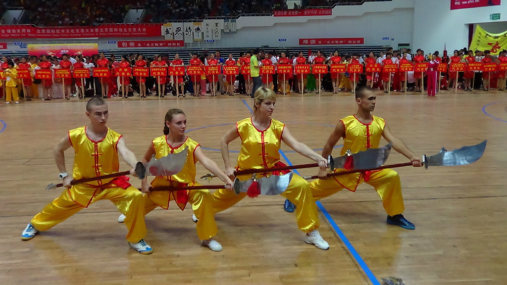 Liubov met de lans tijdens een demonstratie bij Wushu wedstrijden