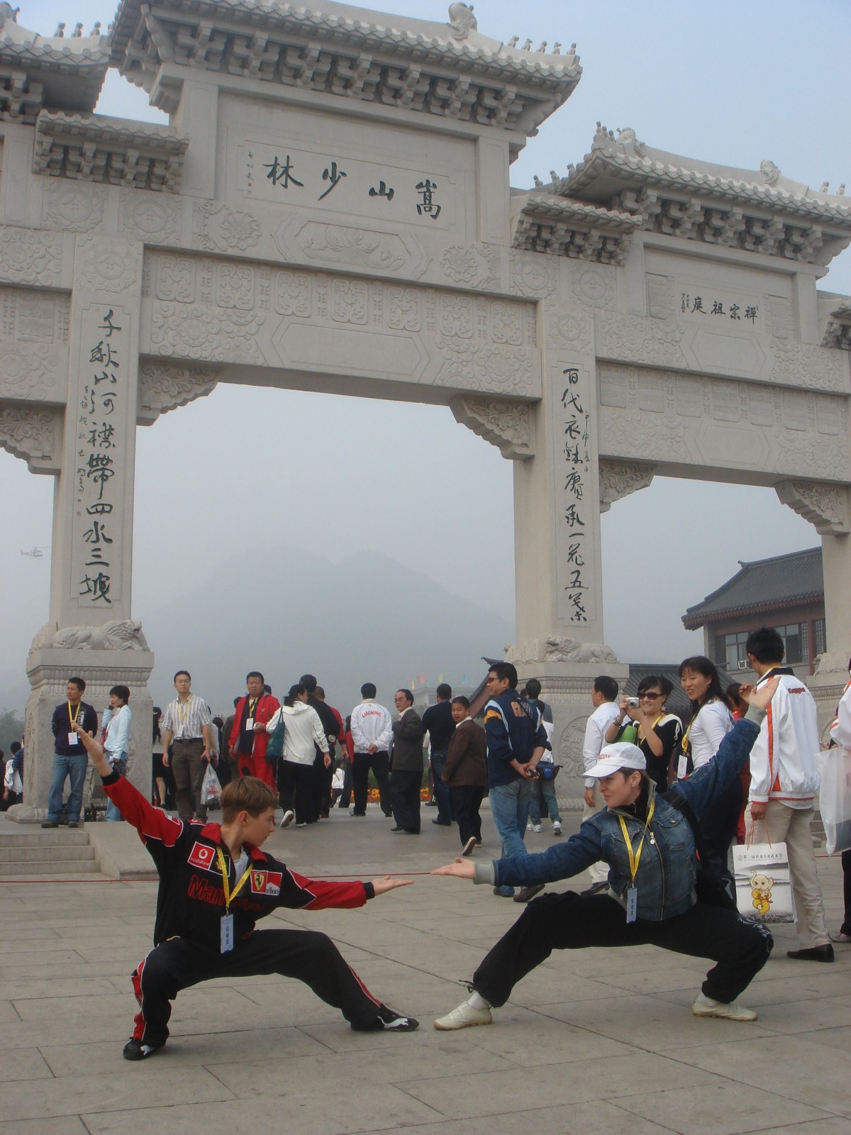 Een demonstratie van een Wushu positie samen met een ander teamlid tijdens een bezoek aan een lokaal monument